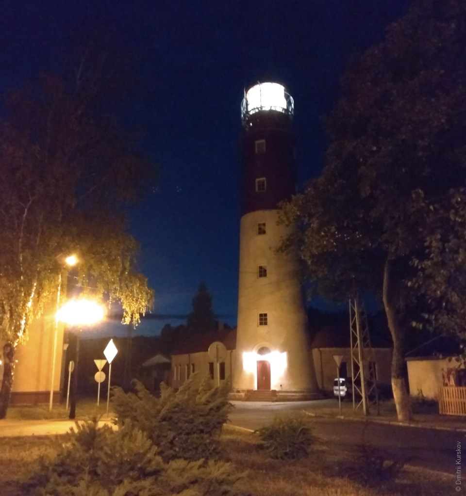Маяк в городе Балтийск (Россия) ночью