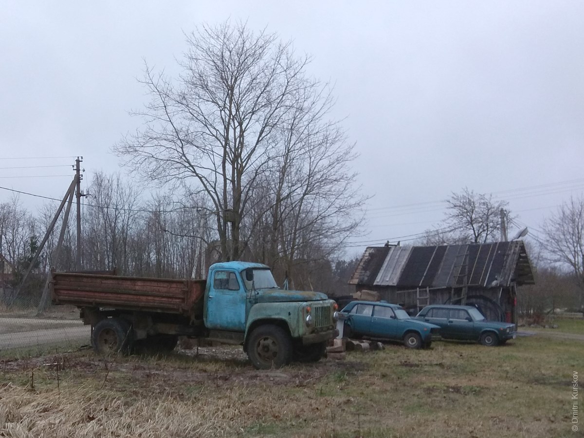 Машины в поселке