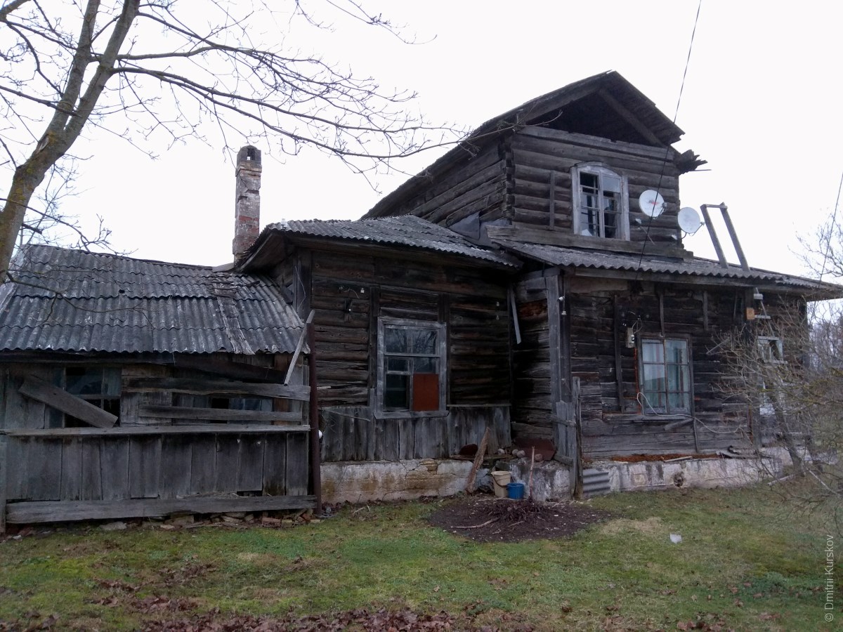 Старый дом в поселке вруда